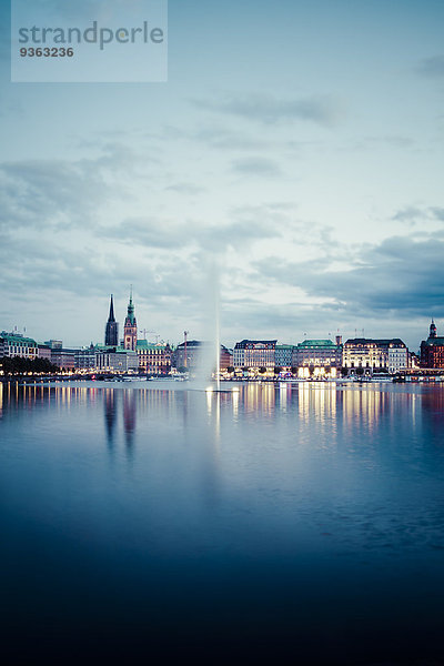 Deutschland  Hamburg  Binnenalster und Alsterbrunnen am Abend