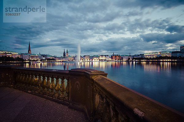 Deutschland  Hamburg  Binnenalster und Alsterbrunnen am Abend