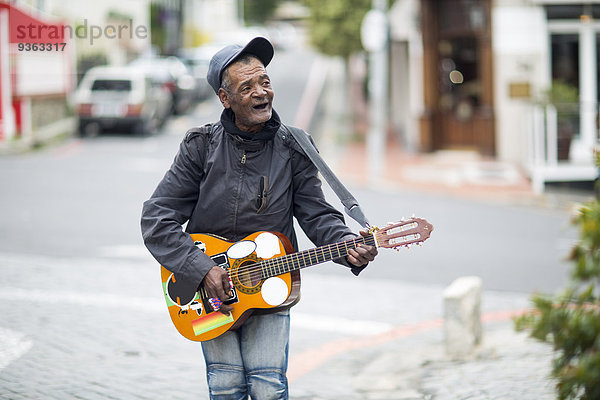 Straßenmusiker singt und spielt Gitarre