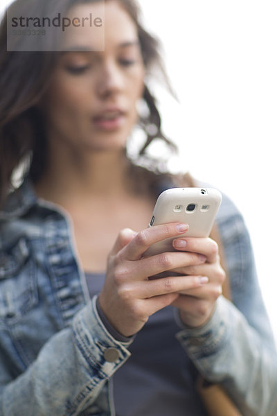 Frau mit ihrem Smartphone