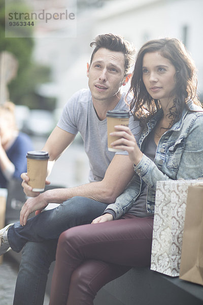 Junges Paar entspannt sich bei Kaffee zum Mitnehmen