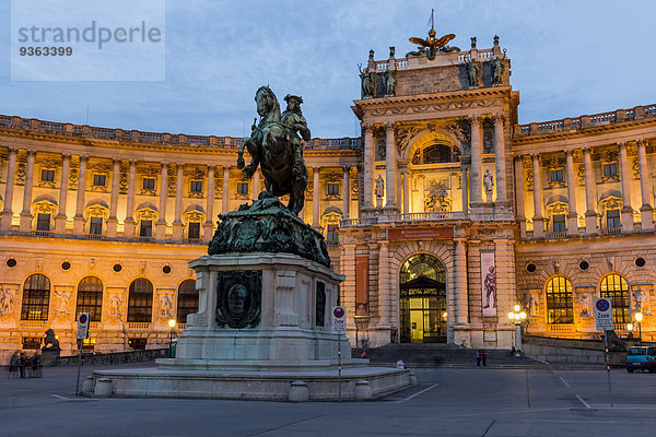 Österreich  Wien  Blick auf die beleuchtete Hofburg bei Dämmerung