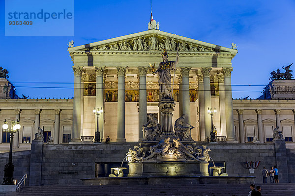 Österreich  Wien  Blick auf beleuchtetes Parlamentsgebäude und Brunnen mit Statue der Göttin Pallas Athene im Vordergrund