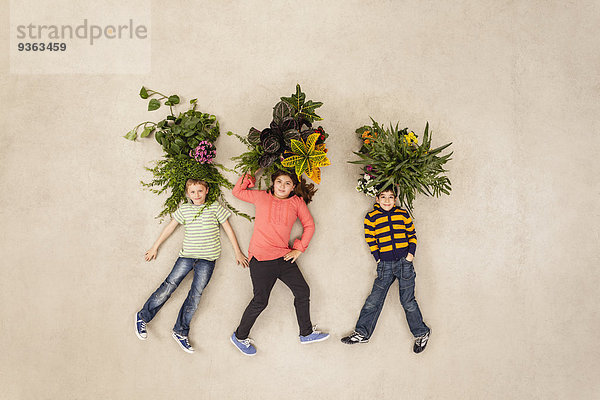 Kinder mit aus dem Kopf wachsenden Pflanzen