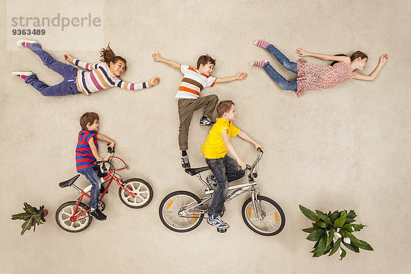 Kinder fahren Fahrrad im Park