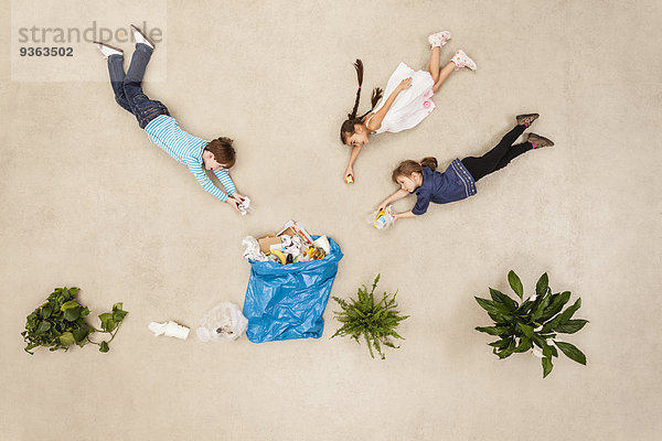 Kinder sammeln Müll in der Natur