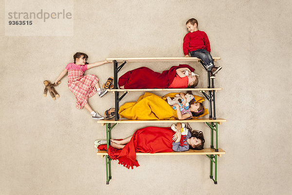 Kinder schlafen im Etagenbett