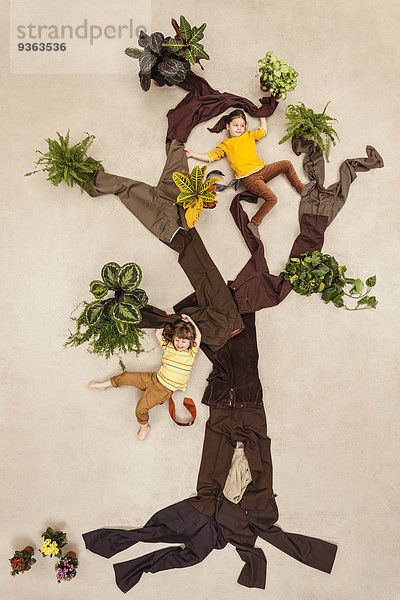 Kinder spielen Affen im Baum