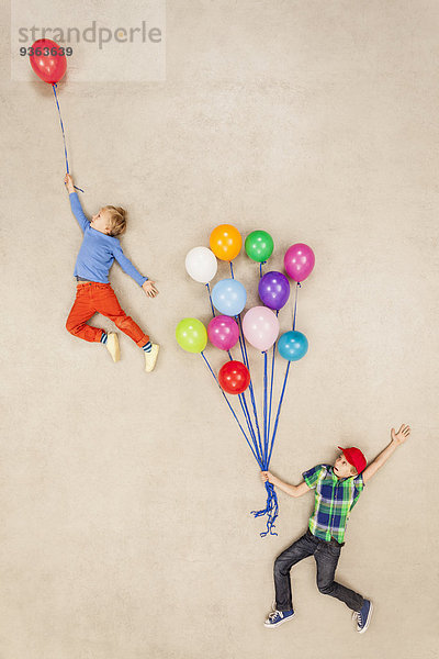 Kinder fliegen mit dem Ballon davon