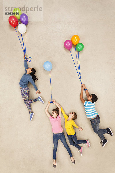 Kinder fliegen mit dem Ballon davon