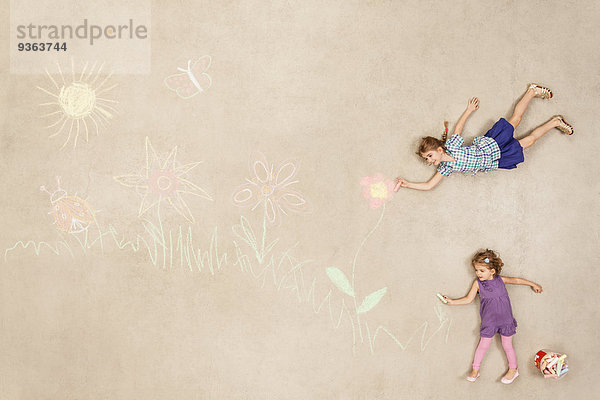 Kinder malen Blumen auf dem Boden