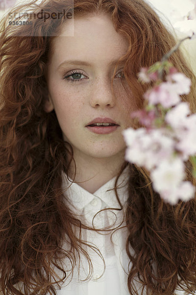 Porträt eines träumenden Mädchens mit lockigen roten Haaren