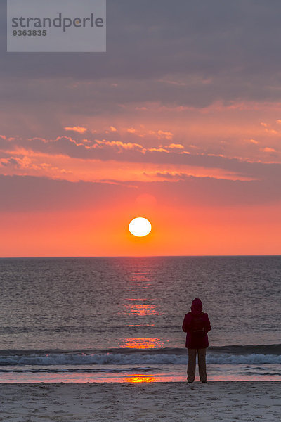 Deutschland  Schleswig-Holstein  Sylt  Sonnenuntergang am Strand  eine Person