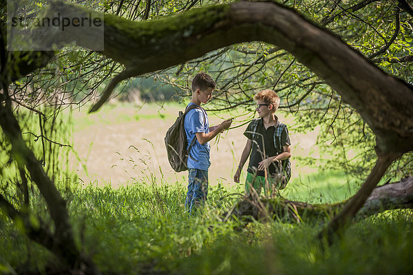 Zwei Jungen  die ihre Zeit in der Natur verbringen.