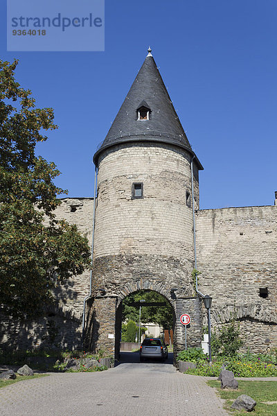 Deutschland  Rheinland-Pfalz  Andernach  alte Stadtmauer mit Turm und Tor