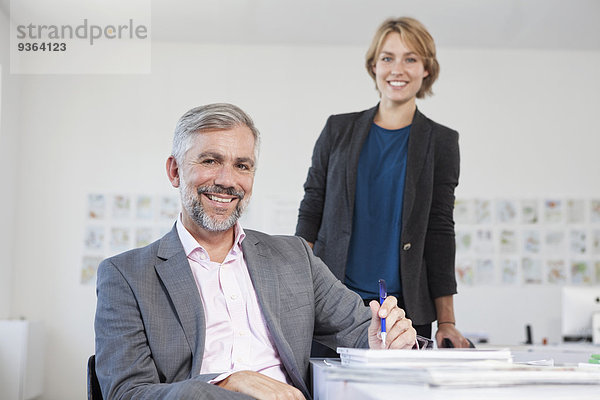 Zwei Kollegen in einem Büro