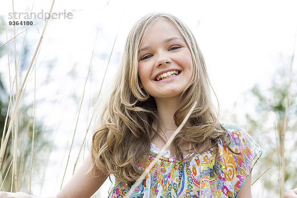 Porträt eines lächelnden Mädchens im Sommerkleid