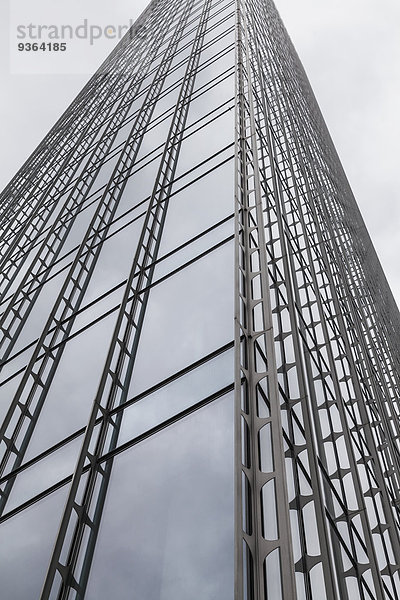 Deutschland  Hessen  Frankfurt  Blick auf die Fassade des modernen Bürogebäudes Skyper von unten