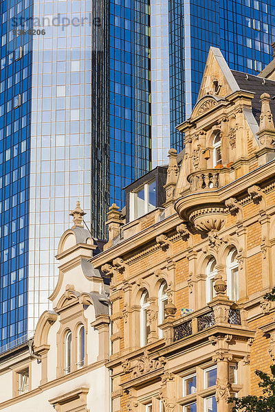 Deutschland  Hessen  Frankfurt  Blick auf Altbau vor modernem Bürogebäude