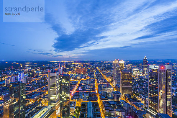 Deutschland  Hessen  Frankfurt  Blick über die beleuchtete Stadt von oben