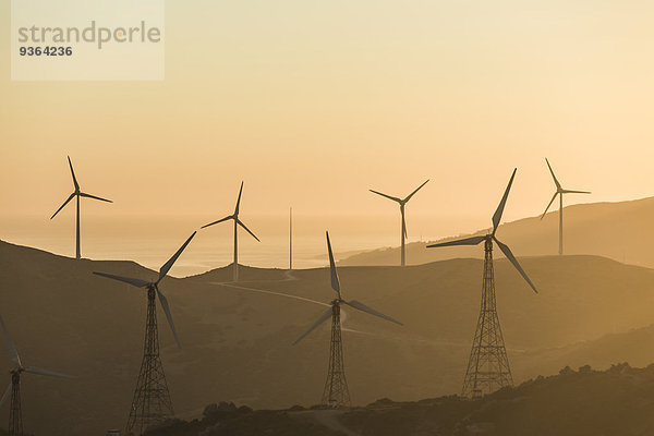 Spanien  Andalusien  Tarifa  Windpark am Abend