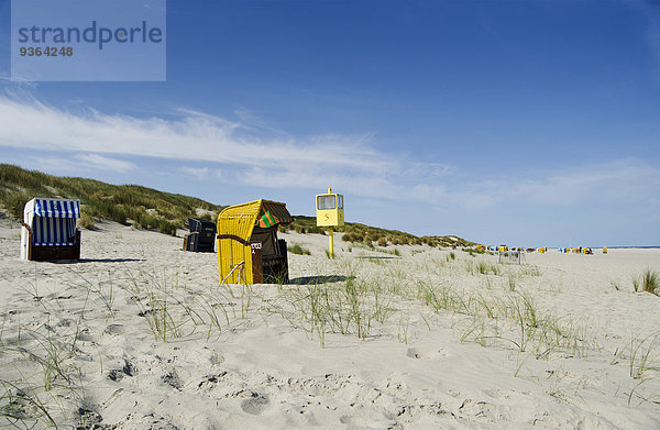 Deutschland  Niedersachsen  Ostfriesische Inseln  Juist  Strandkapuzenstühle am Strand