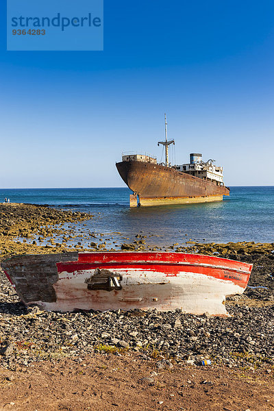 Spanien  Kanarische Inseln  Lanzarote  Arrecife  Punta Chica  Schiffswrack Telamon  altes Holzboot