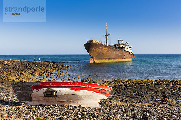 Spanien  Kanarische Inseln  Lanzarote  Arrecife  Punta Chica  Schiffswrack Telamon  altes Holzboot