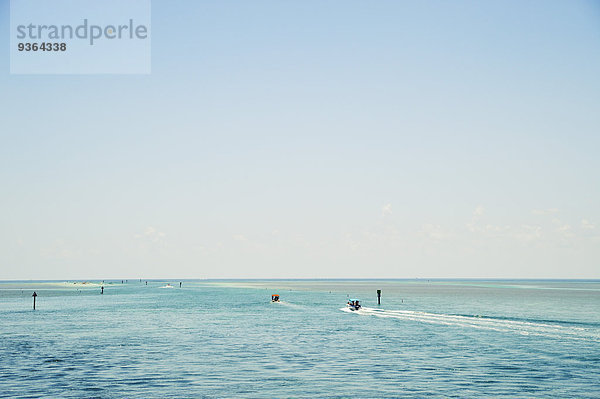 USA  Florida  Florida Keys  Boote auf flachem Wasser des Korallenriffs
