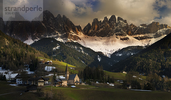 Italien  Trentino-Südtirol  Villnoess  Blick auf St. Magdalena vor Geisler-Gruppe