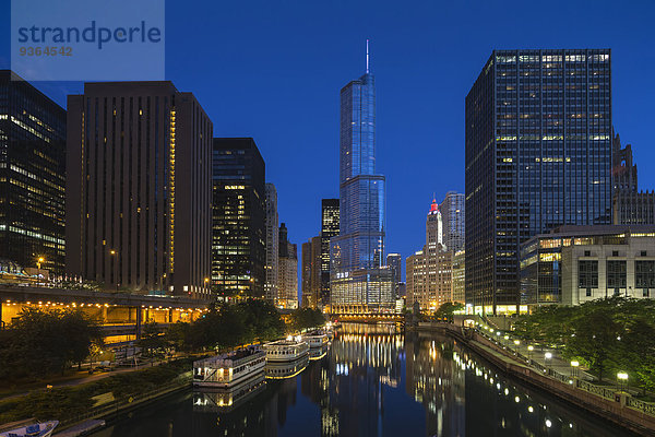USA  Illinois  Chicago  Hochhäuser  Trump Tower am Chicago River am Abend