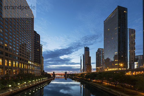 USA  Illinois  Chicago  Hochhäuser am Chicago River am Abend