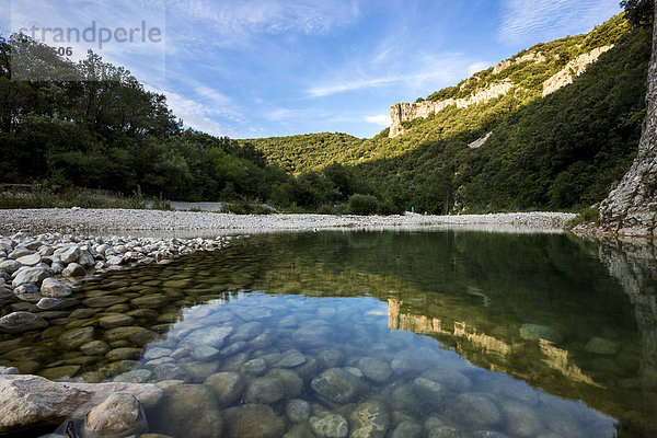 Frankreich  Rhône-Alpes  Fluss Ibie im Naturschutzgebiet Gorges de l'Ardeche