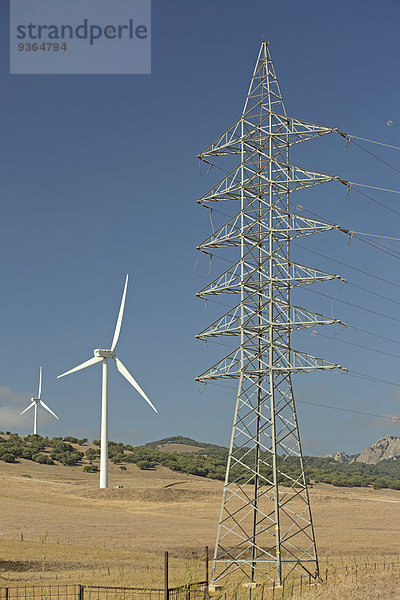 Spanien  Andalusien  Tarifa  Windpark und Strommast