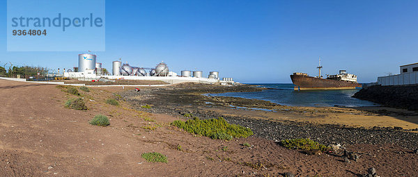 Spanien  Kanarische Inseln  Lanzarote  Arrecife  Punta Chica  Schiffswrack Telamon  Industrieanlage der Firma Disa im Hintergrund