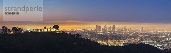 USA  Kalifornien  Los Angeles  Stadtbild und Griffith Observatorium  Blaue Stunde