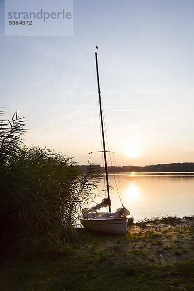 Deutschland  Bayern  Oberbayern  Simsee und Boot bei Sonnenuntergang