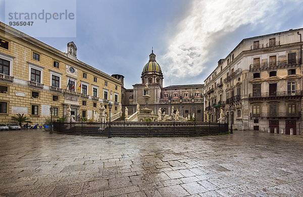 Italien  Sizilien  Provinz Palermo  Palermo  Piazza Pretoria  Brunnen Fontana della Vergogna und Kirche San Giuseppe dei Teatini im Hintergrund