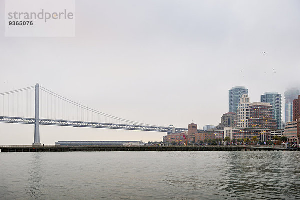 USA  Kalifornien  San Francisco  Oakland Bay Bridge und südlicher Teil der Skyline am Morgen