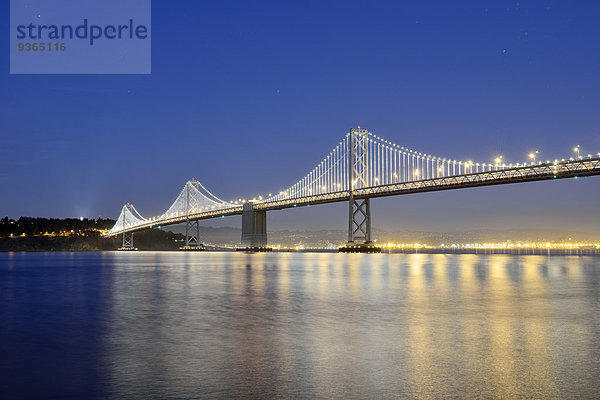 USA  Kalifornien  San Francisco  Oakland Bay Bridge und Yerba Buena Island bei Nacht