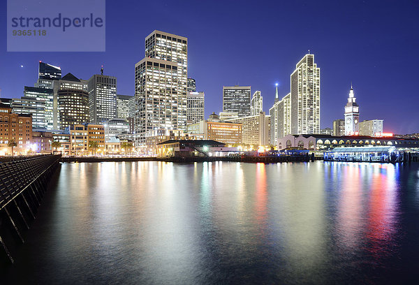 USA  Kalifornien  San Francisco  Skyline mit Ferry Building bei Nacht