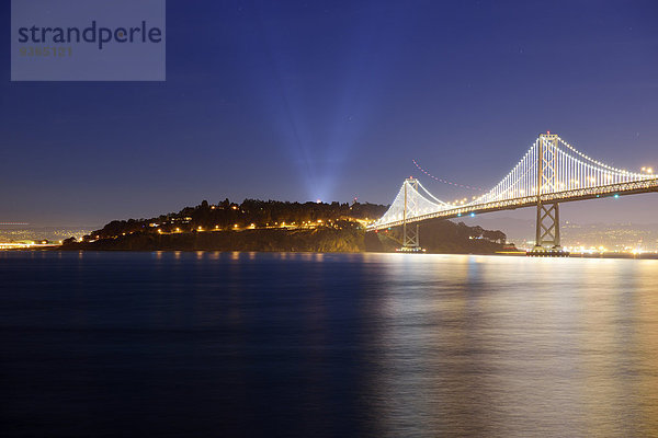 USA  Kalifornien  San Francisco  Oakland Bay Bridge und Yerba Buena Island bei Nacht