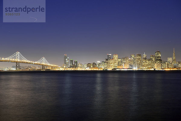 USA  Kalifornien  San Francisco  Oakland Bay Bridge und Skyline des Financial District bei Nacht