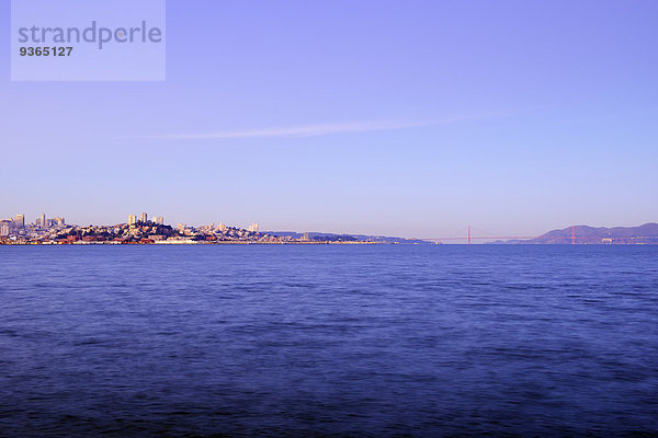 USA  Kalifornien  San Francisco  Golden Gate Bridge und Skyline von North Beach und Telegraph Hill bei Sonnenaufgang