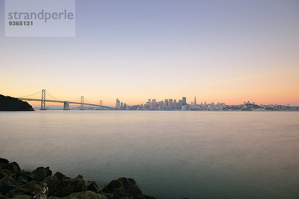 USA  Kalifornien  San Francisco  Oakland Bay Bridge und Skyline des Financial District im Morgenlicht