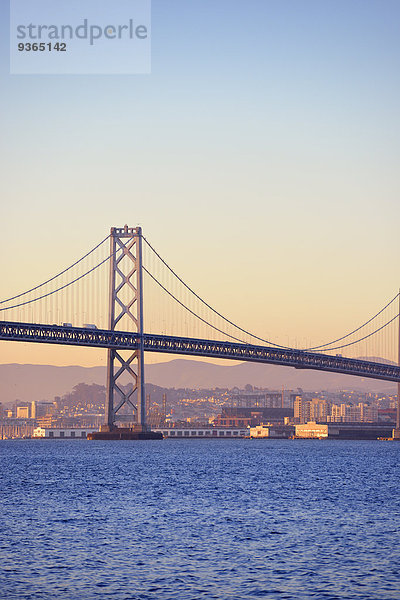 USA  Kalifornien  San Francisco  Oakland Bay Bridge im Morgenlicht