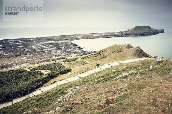 Vereinigtes Königreich  Wales  Gower Peninsula  Worm's Head bei Ebbe  causway