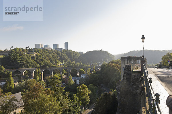 Luxemburg  Luxemburg-Stadt  Blick von der Rue de Clausen Rocher du Bock auf die Passerelle-Brücke über das Pfaffenthal und den Bezirk Kirchberg