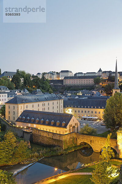 Luxemburg  Luxemburg-Stadt  Grund  Blick von den Casemates du Bock auf das Kloster Neumünster an der Alzette am Abend