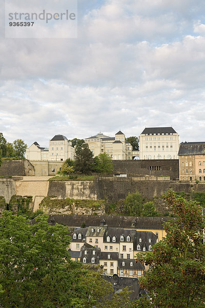 Luxemburg  Luxemburg-Stadt  Blick auf den Stadtteil Grund  den Montee de Grund und die Cite Judiciare im Morgenlicht